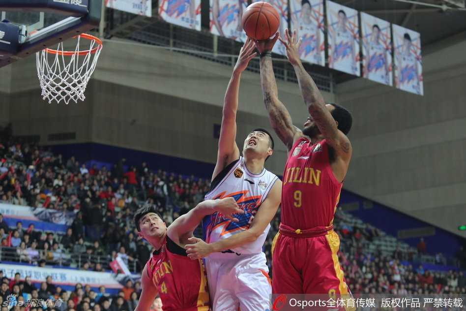 上海队与吉林队在篮下展开激烈卡位，多名球员同时起手争抢篮板球，拼抢场面火药味十足。