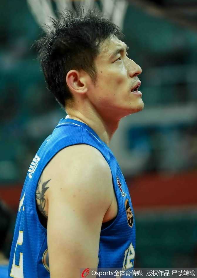 面对严密防守，广州外援弗格强行突破，他的眼中只有篮筐，单场55分的壮举就此拉开序幕。