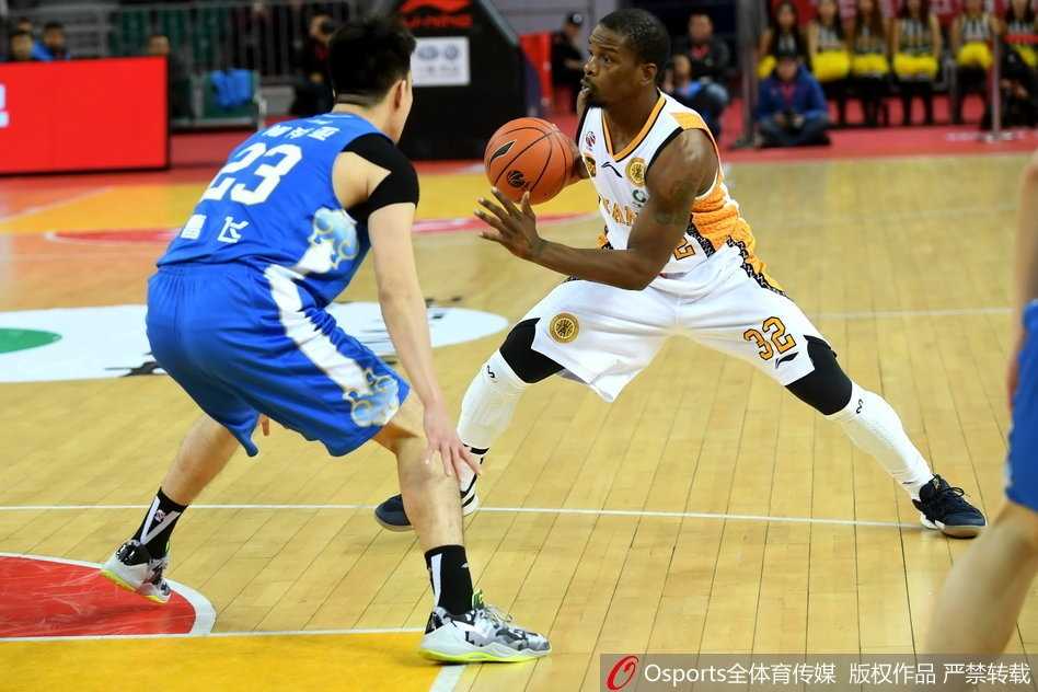 江苏肯帝亚外援马尚·布鲁克斯如一道白色闪电般杀入山西队禁区，面对补防球员，他高高跃起，以一记势大力沉的单手劈扣终结进攻，整个球馆为之寂静。