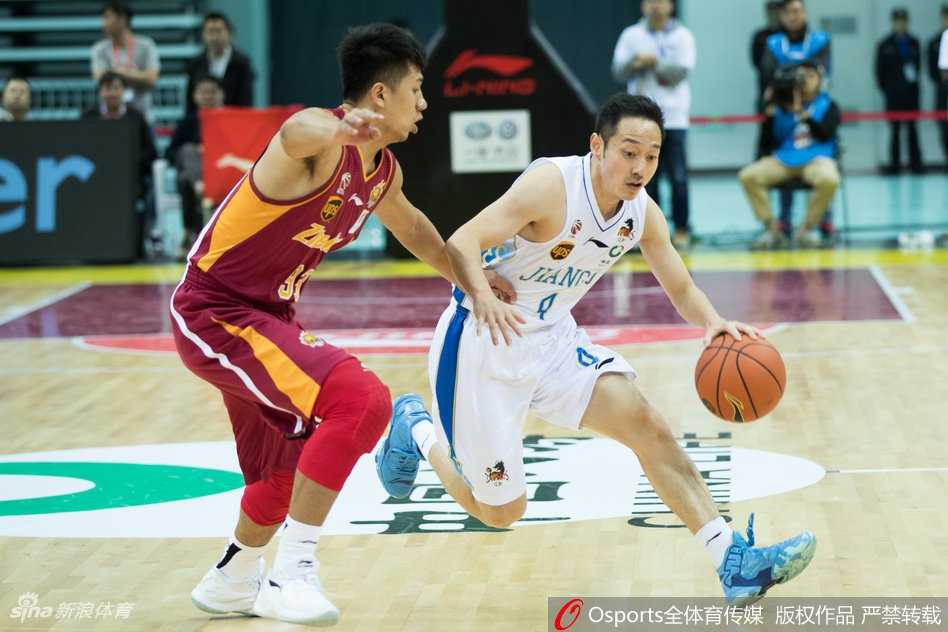 队长易立如老将伏枥，强行突破后双手暴扣，打成关键二加一霸气侧漏