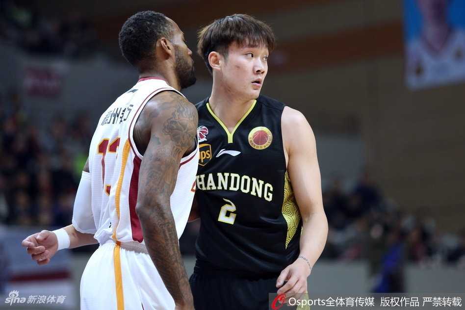 山东外援泰·劳森在高速运球突破中，巧妙地用背后传球将球分给跟进的队友，这一精妙的配合充分展现了他顶级的篮球智商。