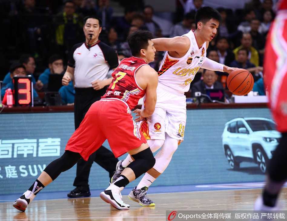 深圳队顾全在八一队严密防守下，眼神坚毅地持球突破，双方肌肉碰撞的火花仿佛要溢出屏幕。