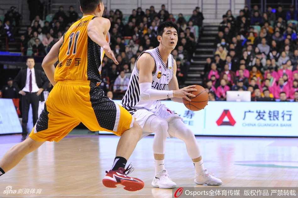 辽宁队外援巴斯旱地拔葱，完成一记势大力沉的双手暴扣