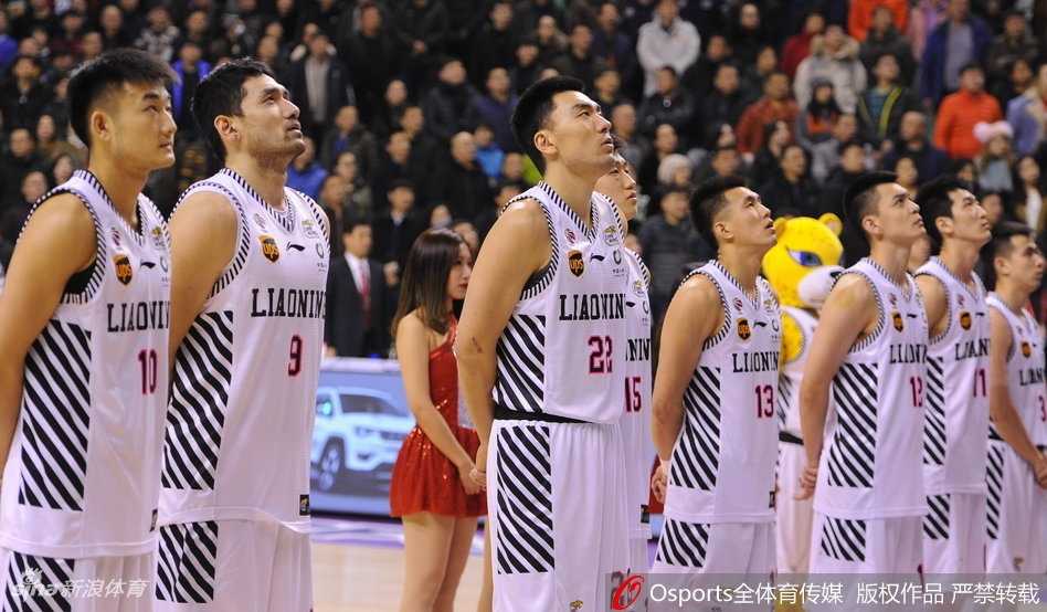 赛后辽宁队全体球员聚集在场地中央，手拉手向现场球迷鞠躬致谢