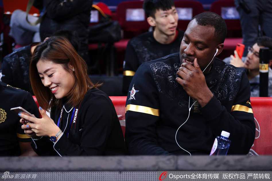 布莱切终于等来了合影邀请，他兴奋地凑到镜头前，脸上的肥肉都因为笑容挤成了一团，双手还不忘比出胜利的手势，活脱脱一个得到糖果的大孩子。