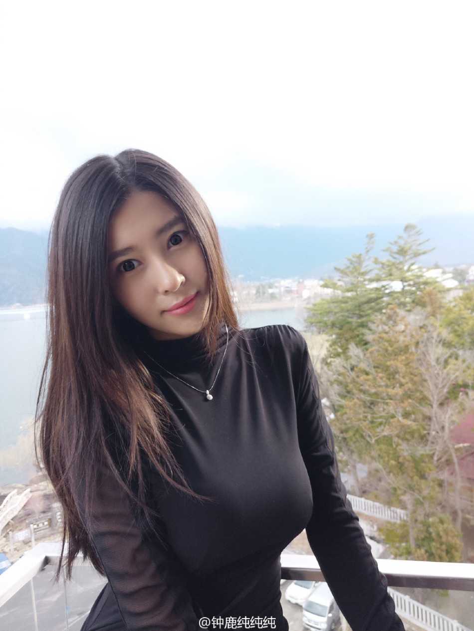 赵岩昊的青梅竹马女友，笑容甜美纯净，依偎在男友身旁，眼神中满是温柔与坚定，仿佛在诉说着从年少时期便一路相伴的深情。