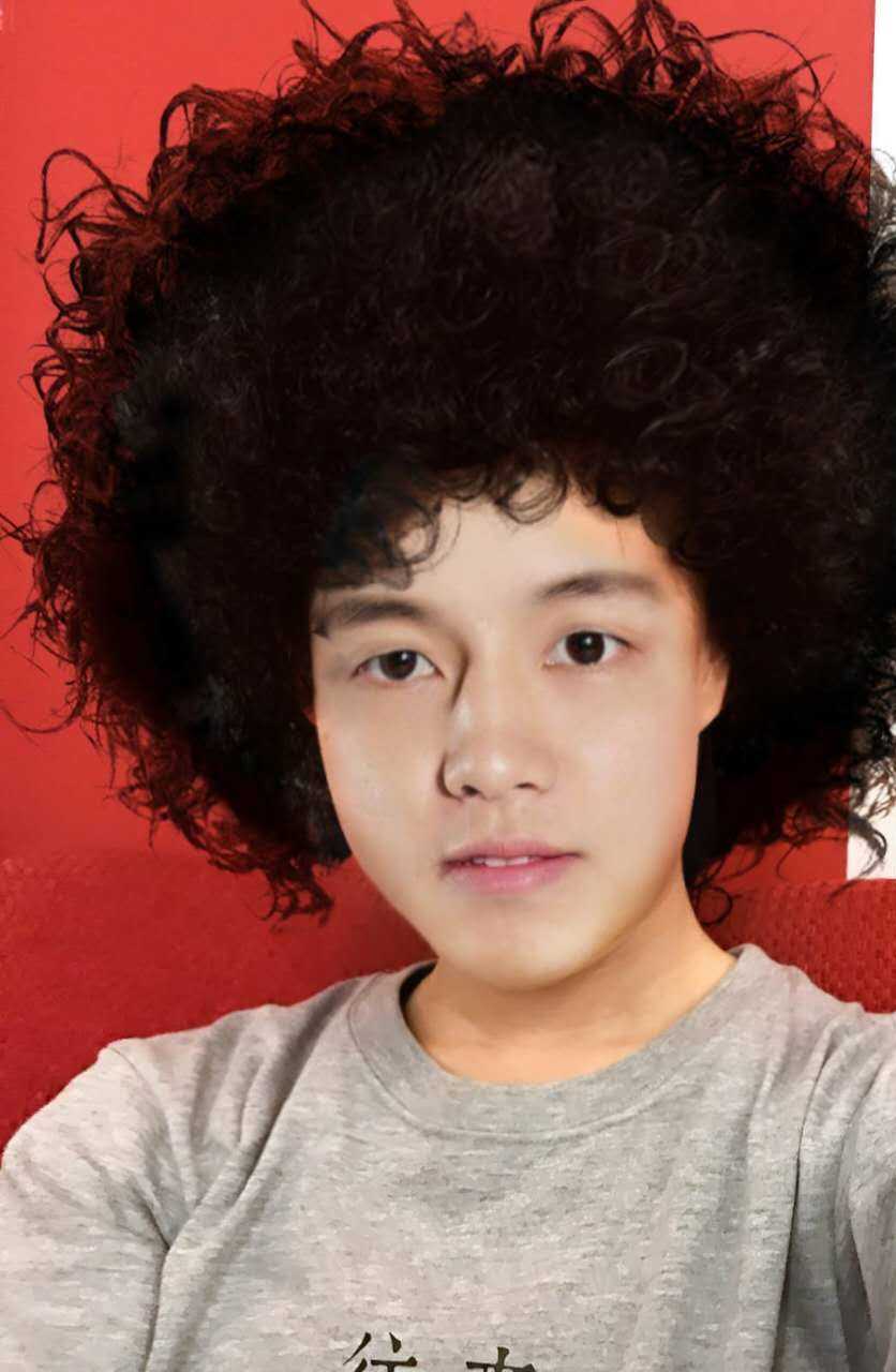 西热力江在防守中面目狰狞，青筋暴起，用尽全身力气去贴防对手，每一个细胞都散发着彪悍强硬、永不退缩的斗志。