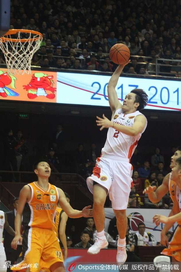 丁彦雨航持球强行突破，在两名防守球员的夹缝中跃起，身体在空中舒展如大鹏展翅，用一记势大力沉的单手劈扣终结进攻