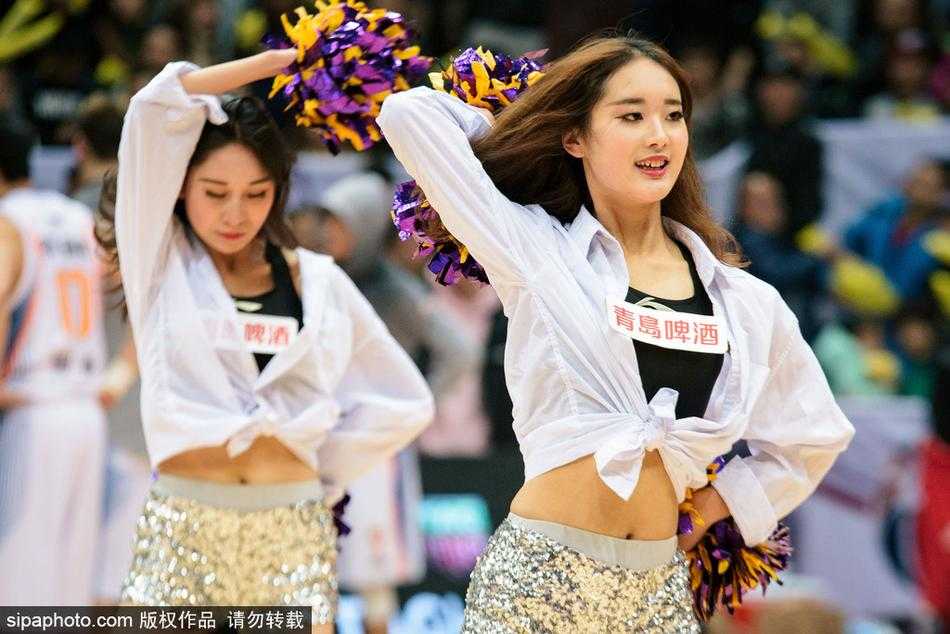 在四川主场的璀璨灯光下，啦啦队队员们手持金色花球，动作整齐划一，她们充满力量感的舞姿瞬间点燃了全场观众的热情，仿佛将赛场的温度提升到了沸点。