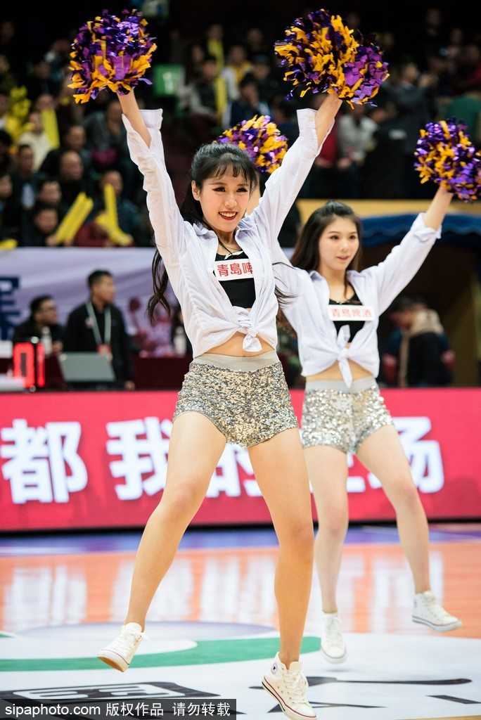 表演结束后，啦啦队员们转身离场，背影中依然透着自信与挺拔，她们不仅是比赛的助威者，更是赛场上展示青春风采与职业素养的靓丽名片。