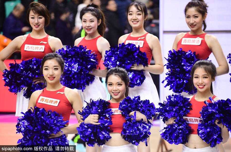 表演进入高潮，篮球宝贝们举起手臂做出整齐划一的动作，聚光灯下每一张自信的脸庞都在为赛场增添光彩