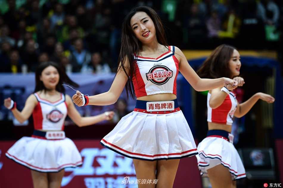 聚光灯下，四川品胜主场的啦啦宝贝们身着亮丽队服，随着动感节奏跃动起舞，灿烂的笑容如同冬日暖阳，瞬间点燃了全场球迷的热情。