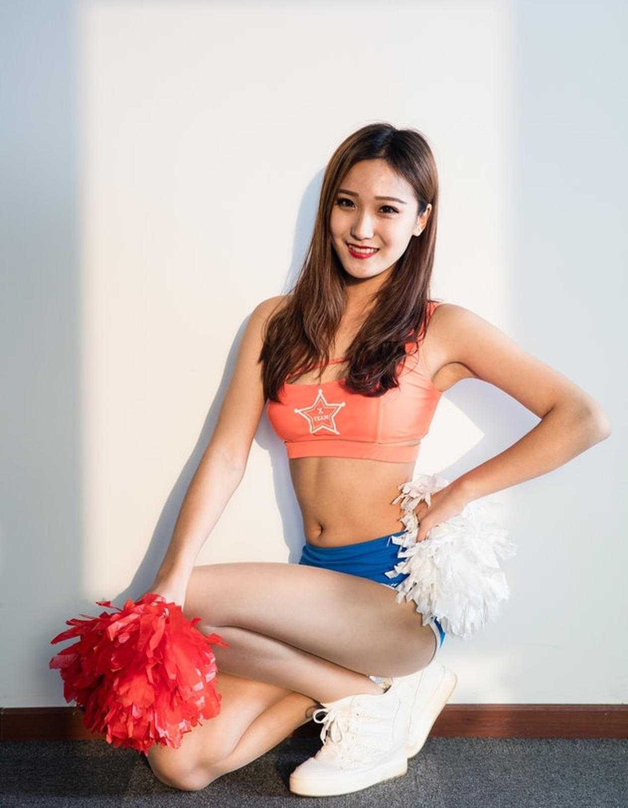 伴随着动感的音乐，两位啦啦宝贝在赛场上尽情跳跃，她们扎着利落的马尾，脸上洋溢着自信灿烂的笑容，将青春的活力毫无保留地挥洒在球场上。