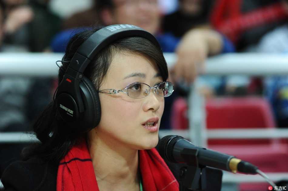 镜头拉近，这位美女解说员嘴角带着淡淡笑意，仿佛对场上的战术变化了然于胸，恬静中透着自信