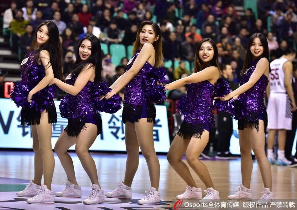 聚光灯下，宝贝们整齐划一地踢腿亮相，闪耀的服装与自信的笑容交相辉映，定格成赛场最靓丽的瞬间