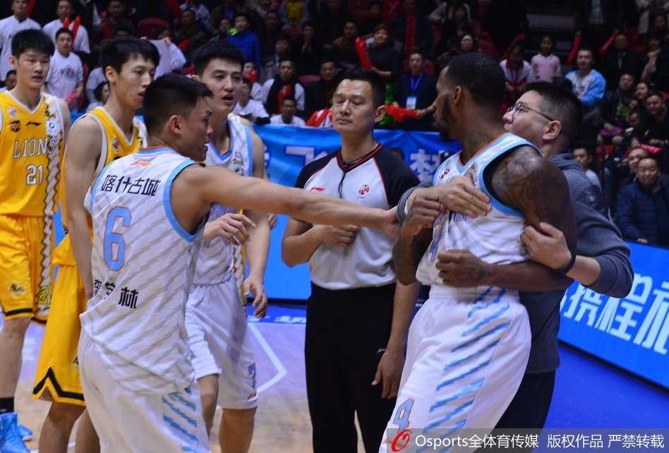 亚当斯在三分出手后落地时踩到防守球员脚面，身体失去平衡重重摔倒，表情痛苦，裁判就在附近观察