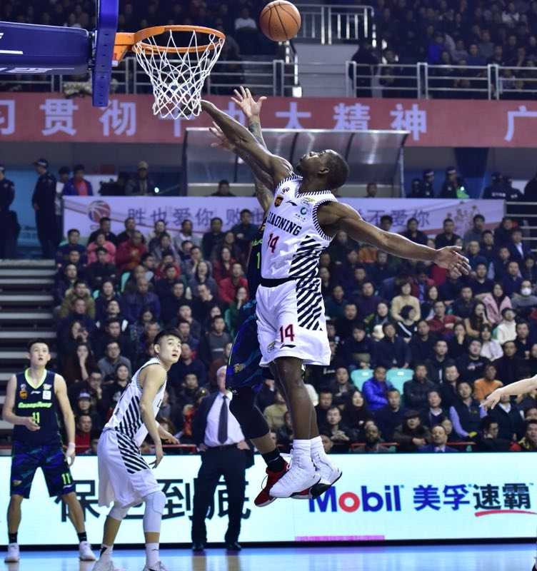 赵继伟在加时赛最后时刻变向上篮命中，为辽宁队锁定胜局，成为球队获胜的功臣之一