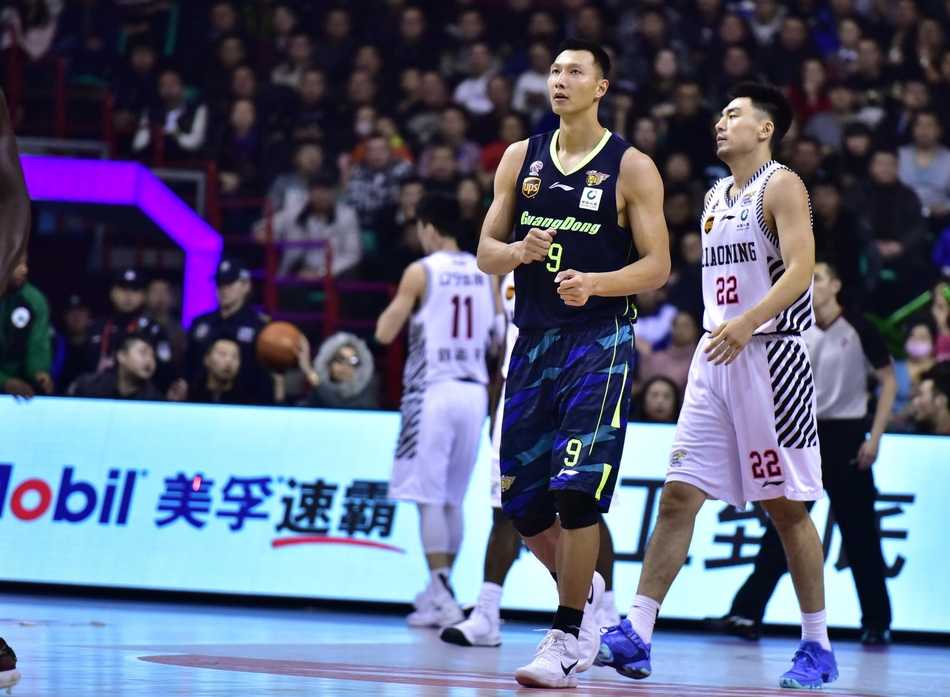 刘志轩在广东队严密防守下出手三分，皮球空心入网，他是本场辽宁逆转的头号功臣