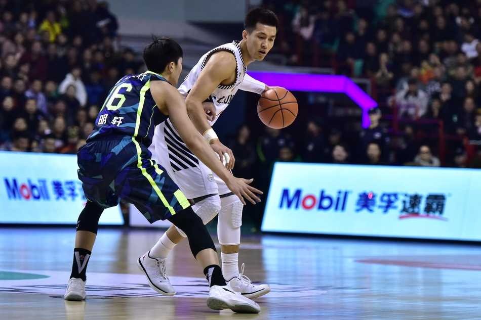 广东队核心易建联在多人包夹下拼抢篮板，全场他砍下大号两双，展现了顶级内线的实力