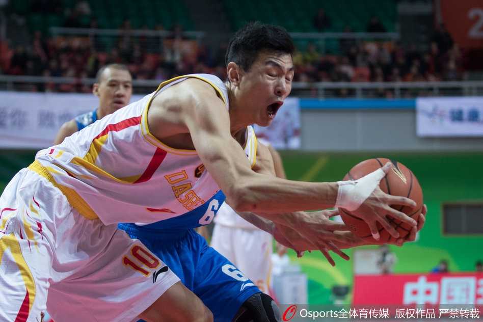 南京同曦队的巴赫拉米持球突破，青岛队防守球员寸步不离，紧紧贴防，这场面正是整场比赛高强度对抗的一个缩影。