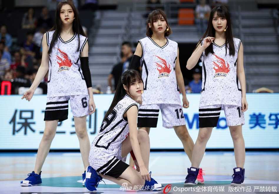 GNZ48少女们身着蓝白相间的应援球衣，在宏远主场的中场区域活力亮相，甜美的笑容与青春的气息瞬间点燃了全场观众的激情。