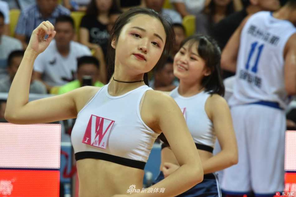 贵州森航外援莱昂斯面对严密防守，如陀螺般转身摆脱，在身体失衡前奋力将球抛向篮筐。