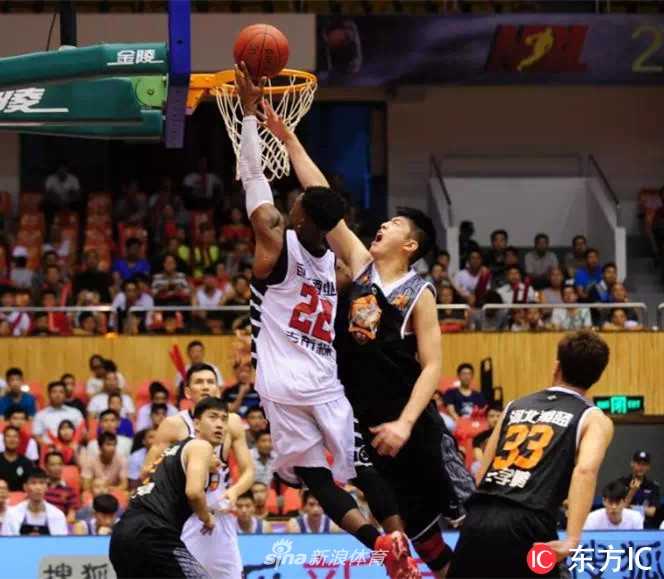 河北翔蓝外援科斯特纳迎着防守高高跃起，出手三分球，篮球在空中划出一道美丽的弧线。本场比赛他手感滚烫，用一记记精准的远投一次次点燃河北队的追分希望。