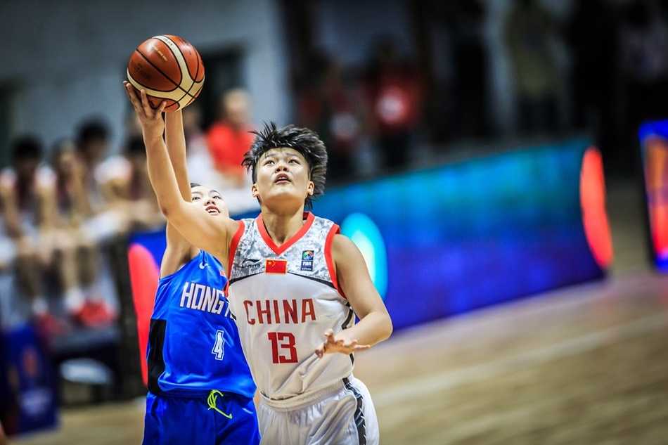 前锋张雨柔奋力拼抢地板球，倒地瞬间仍死死将球护在怀中，斗志昂扬。