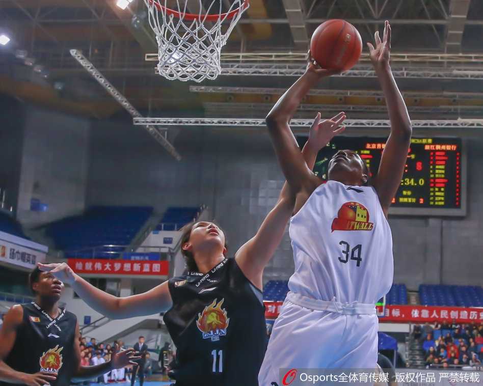 赛后，浙江女篮的年轻队员们围在一起，忘情庆祝这场来之不易的客场胜利，她们的欢呼与北京主场的落寞形成鲜明对比。