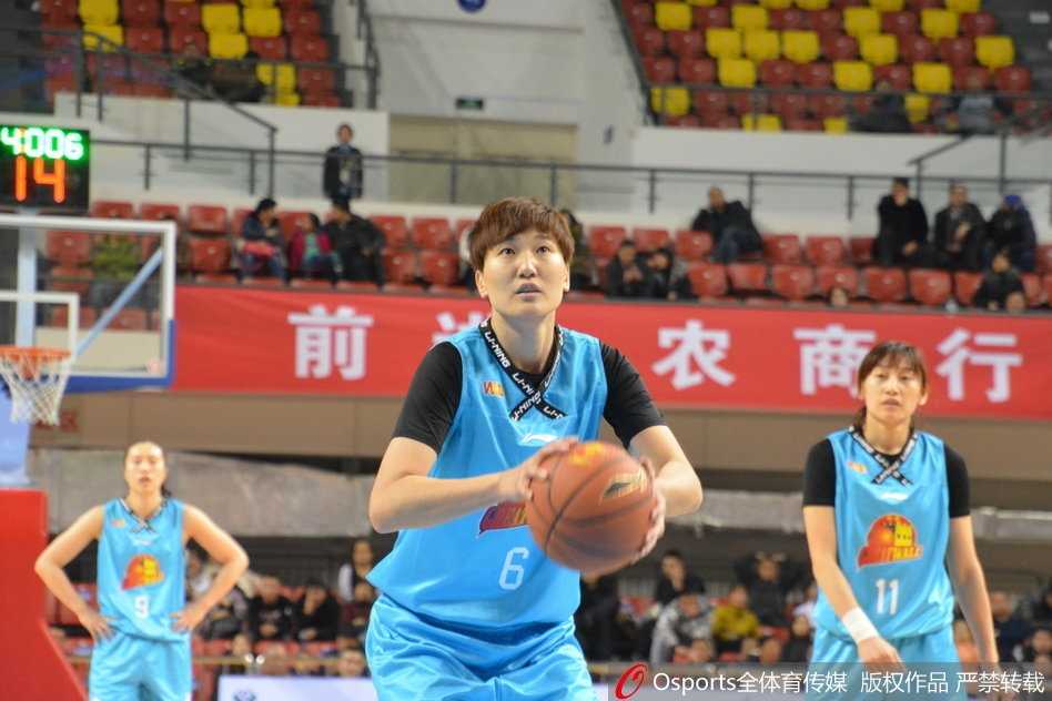 双方球员在场上积极拼抢篮板球，肌肉碰撞间尽显女篮比赛的激烈与对抗性