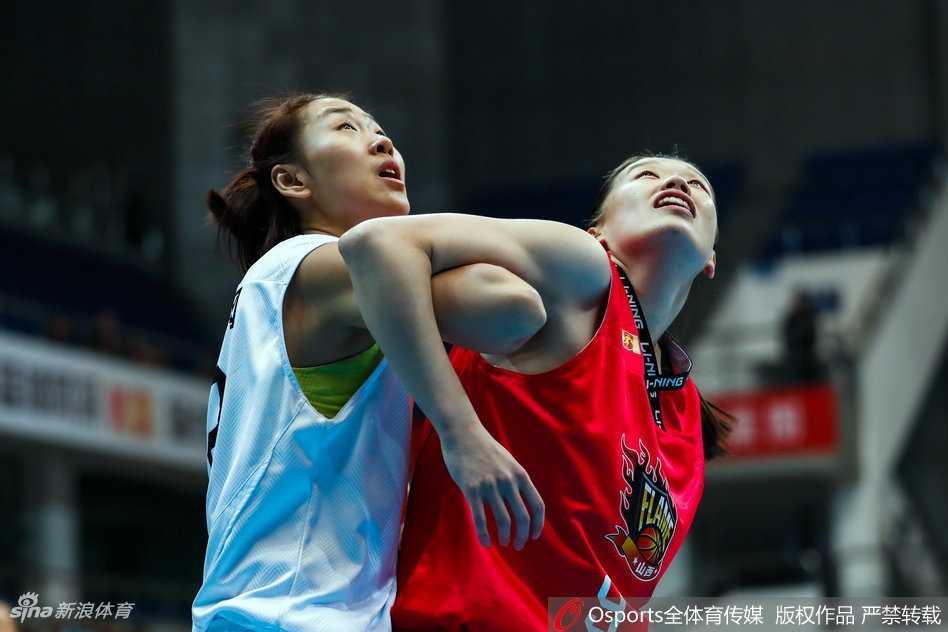 北京女篮外援福尔斯在山西队内线长人阵中高高跃起，以绝对的高度优势完成一次势在必得的单手挑篮。