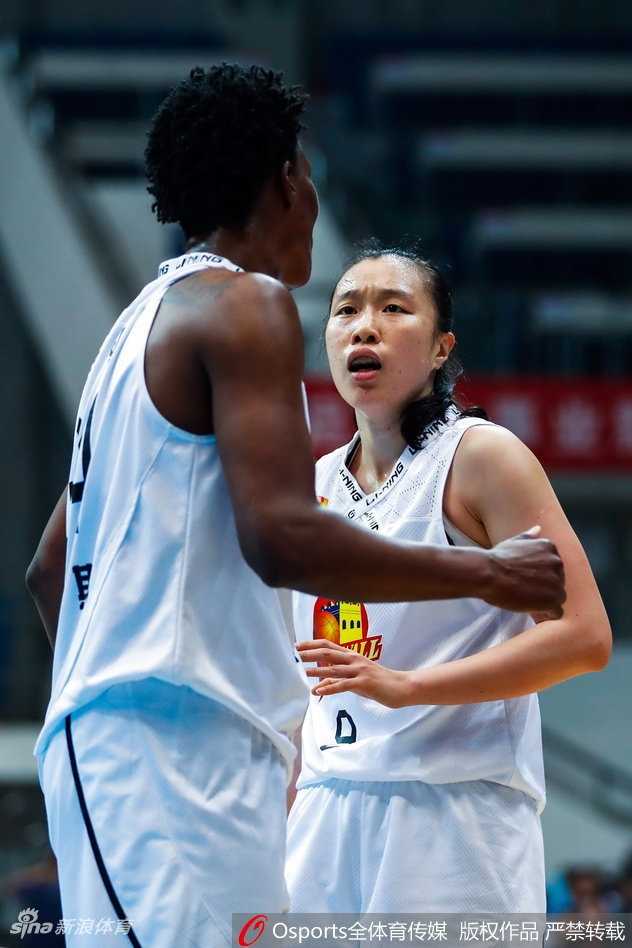 北京队核心邵婷在三人包夹的严密防守下毫无惧色，凭借出色的球感与核心力量，在空中完成高难度的拉杆上篮。