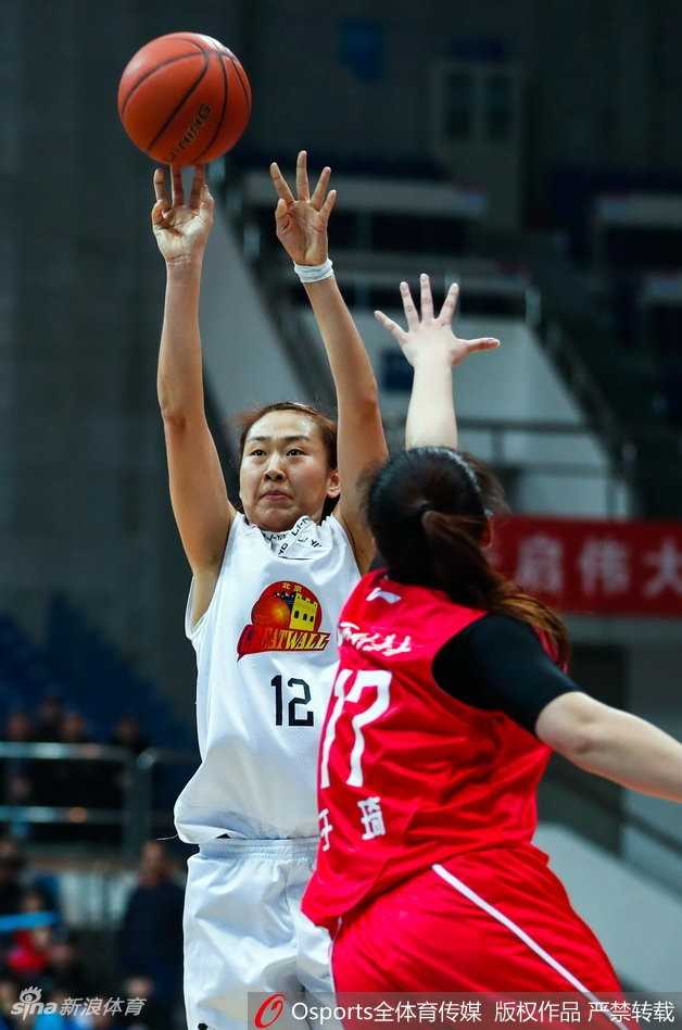 北京队后卫杨半伴快速推进发动反击，面对防守球员的飞身封盖，依然在空中保持身体平衡，将球稳稳放入篮筐。