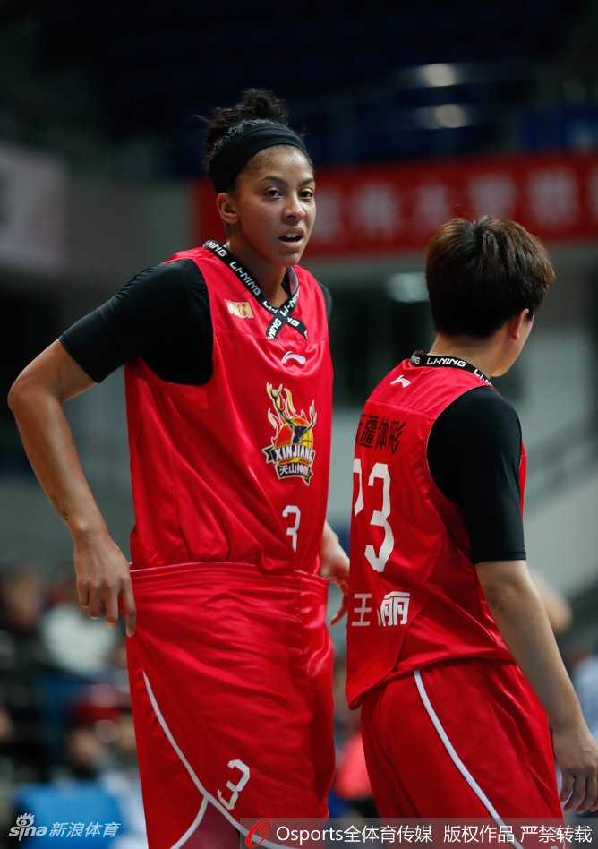 比赛结束后，新疆女篮的球员们在场中央围成一圈，击掌庆祝这场来之不易的客场胜利，脸上洋溢着喜悦的笑容。