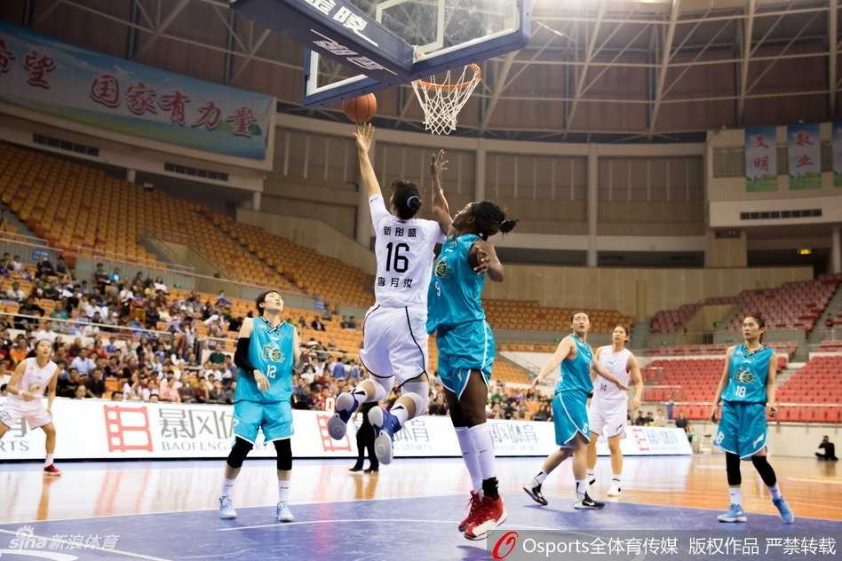 大庆队球员运球快速突破，如利刃般切开广东队的防线，身后追防的广东队员全力奔跑，试图封盖。