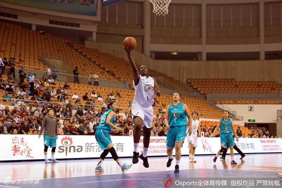 双方球员在篮下高高跃起，手臂交织在一起，为了球权展开激烈拼抢，空气中弥漫着紧张的气息。