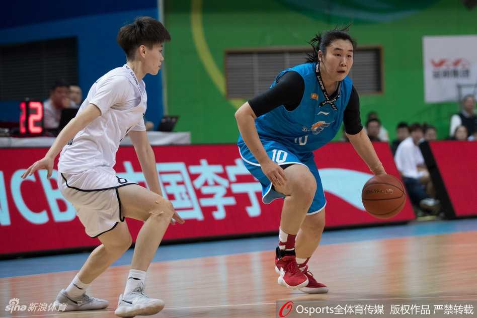 金维娜高高跃起，在对手头顶抢下关键篮板，落地瞬间紧紧将球抱在怀中，脸上写满了拼劲与决心