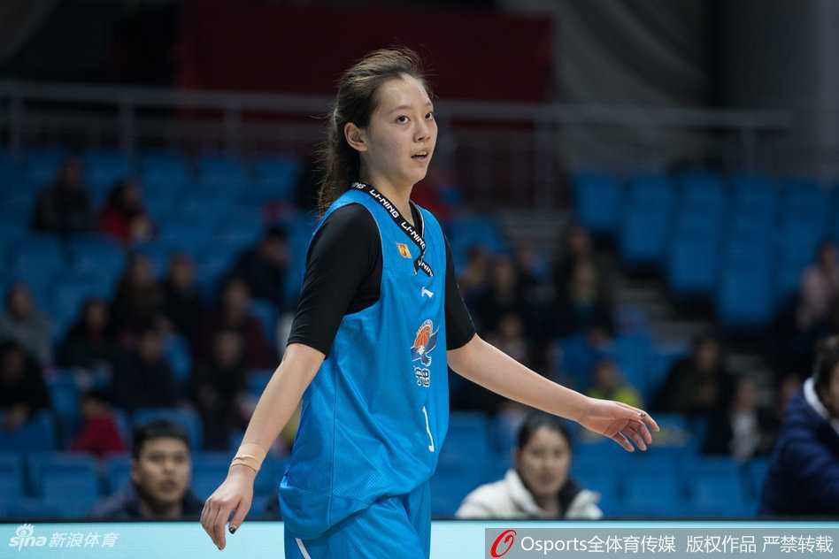 辽宁队外援威廉姆斯在三人合围下强行起跳投篮，肌肉线条分明，展现出极强的力量和对抗性