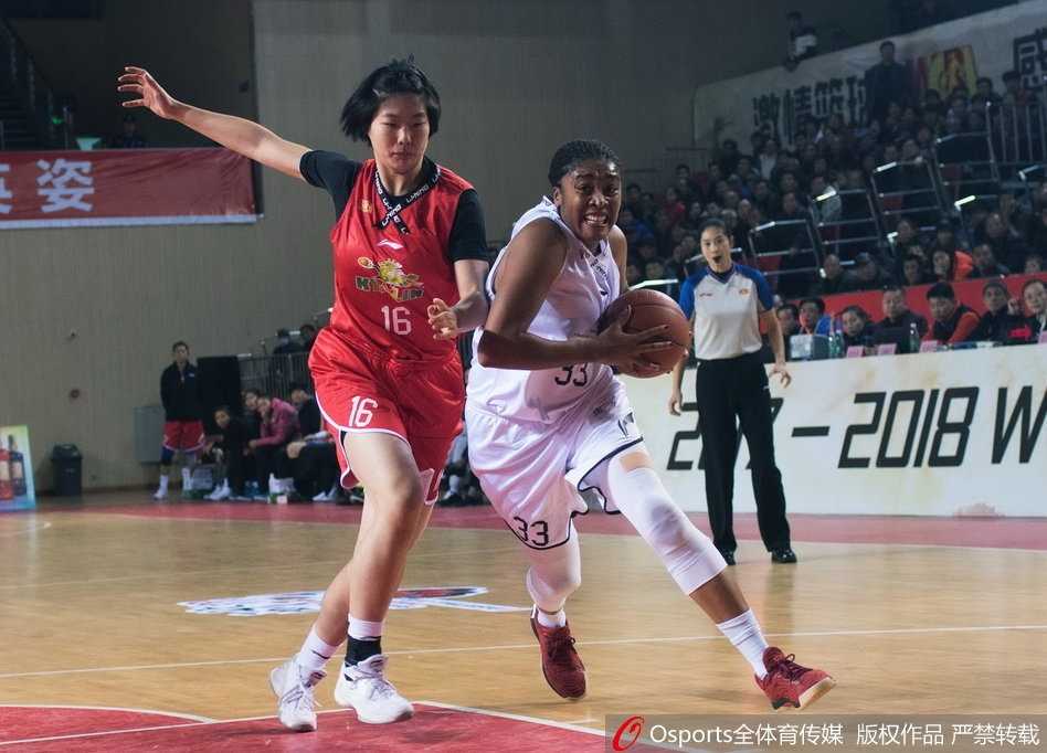 赛场瞬间，皮球刚从八一队球员手中飞出，划过空中形成一道弧线，双方球员在篮下卡位，肌肉碰撞间尽显比赛的激烈