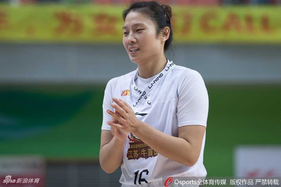 比赛结束后，江苏女篮的队员们围在一起，击掌庆祝这场来之不易的胜利，她们的脸上洋溢着自豪与喜悦的笑容。