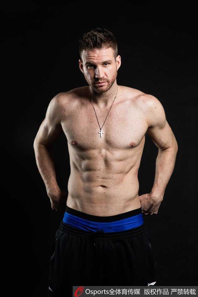 兰多夫手臂青筋暴起，紧握双拳，胸肌在光线下呈现完美轮廓，宛如一尊古希腊战士的雕像