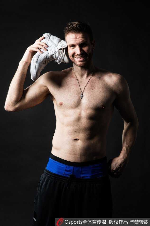 兰多夫侧身展示钢铁般的斜方肌与三角肌，汗水滑过古铜色肌肤，彰显着顶级运动员的强悍体魄