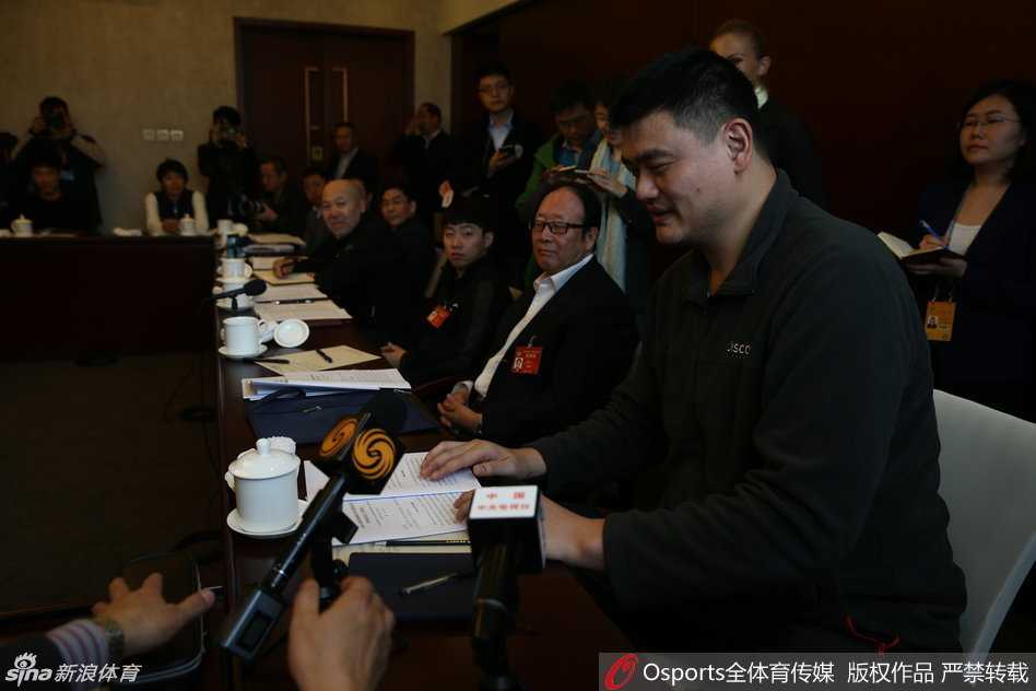 政协小组讨论的会议现场，姚明与其他委员并肩而坐，在密密麻麻的文件上专注地做着笔记，笔尖流淌的是对体育事业的深思熟虑。