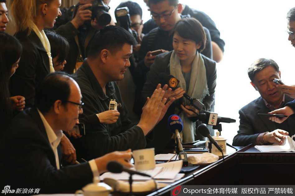 在小组讨论的间歇，姚明起身离席，他高大的身影瞬间成为全场的焦点，周围的委员和工作人员的目光中充满了期待与关注。