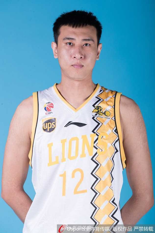 全队集结，气势如虹。2017-2018赛季的浙江广厦，如同这张定妆照展现的一般，满怀信心，准备在那个冬天掀起一场青春风暴。