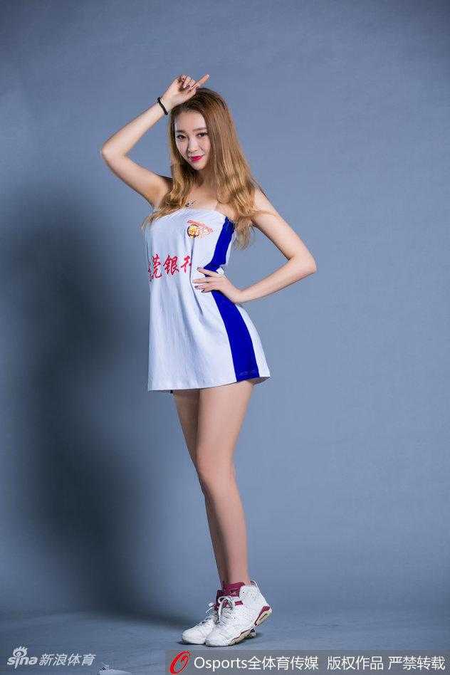 宝贝双手高举做加油状，脸上洋溢着活泼可爱的笑容，白色球衣下摆轻轻飘起，动感十足。