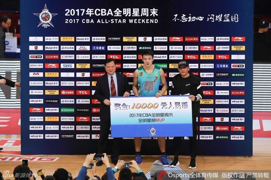 获奖后的丁彦雨航、弗雷戴特与孙铭徽在聚光灯下合影留念，三人手捧各自赢得的奖杯，笑容灿烂，定格了二零一七年CBA全明星赛最辉煌的瞬间。