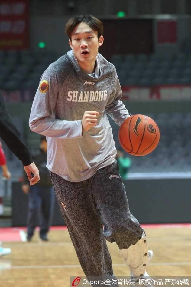 一个投篮动作抓拍到小丁表情管理的‘失败’瞬间，他的五官几乎挤在一起，吐着舌头，活像一个在球场上玩得正欢的大男孩。