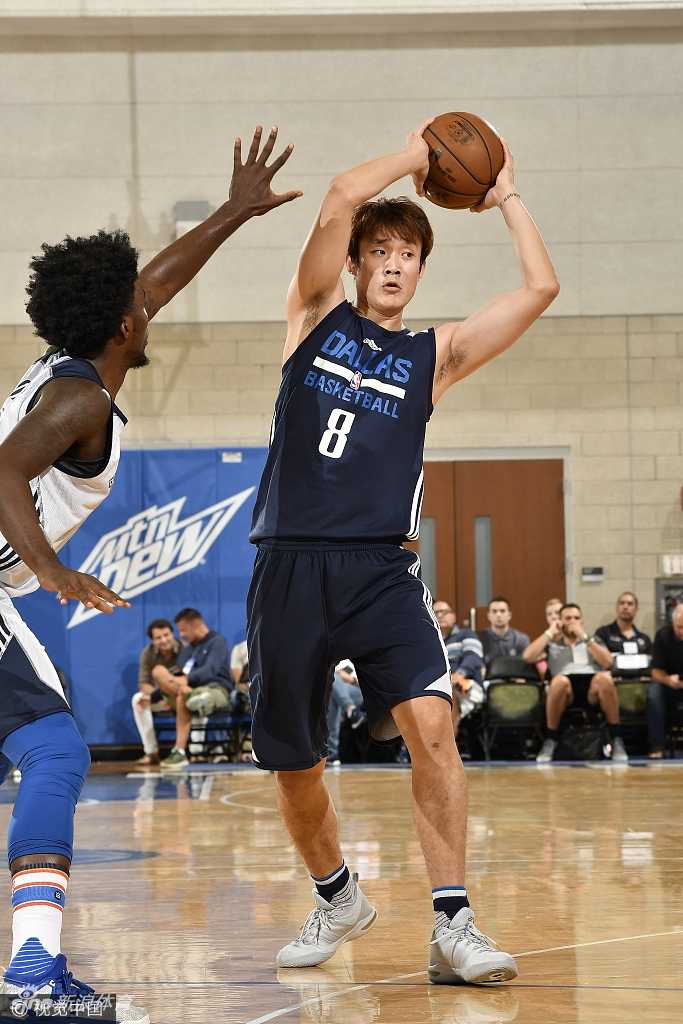 丁彦雨航持球强行突破，与防守球员发生激烈的身体对抗，展现了强大的核心力量和冲击力。