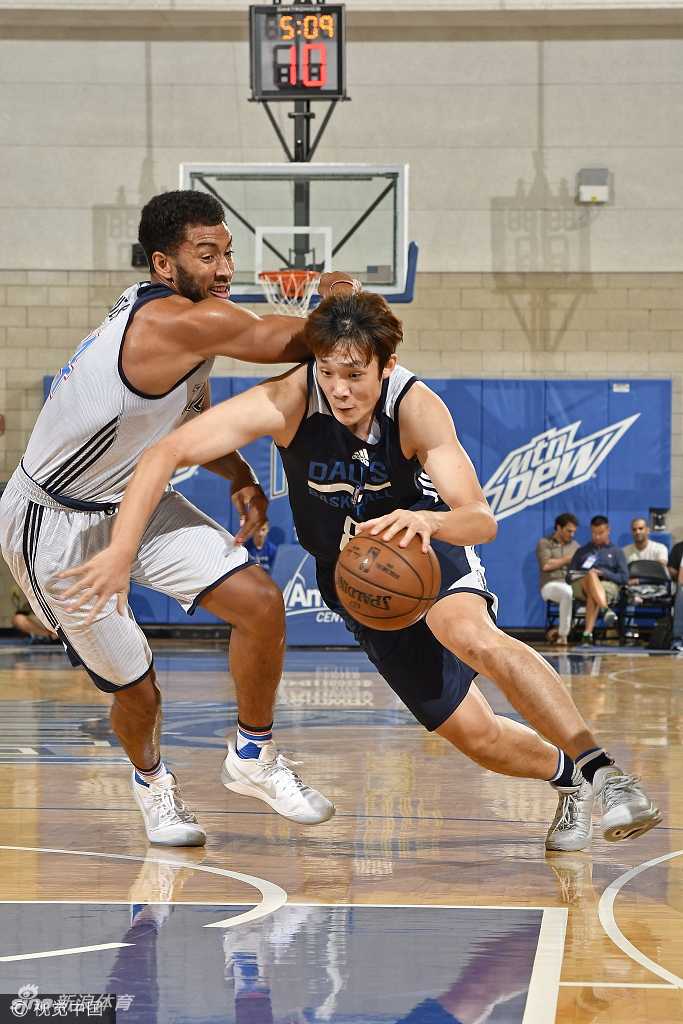 丁彦雨航完成一记势大力沉的双手暴扣，身体在空中舒展，霸气十足地将球砸进篮筐。